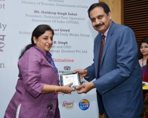 Ratna Chadha Receiving Memento From Gopinath Nair