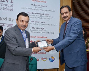 Gopinath Nair Presents Memento To Sidhartha Roy