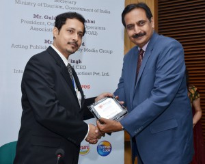 Sumit Banerji Receiving Memento From Gopinath Nair