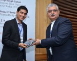 Rajiv Bajaj Presents Memento To Vikram Malhi