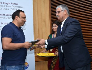Rajiv Bajaj Presents Memento To Vinay Gupta